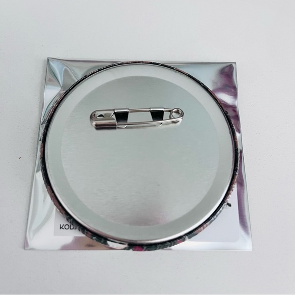 Attack on Titan Reiner Braun Casino Dealer ver. Hologram Tin Badge - Picture 3 of 4